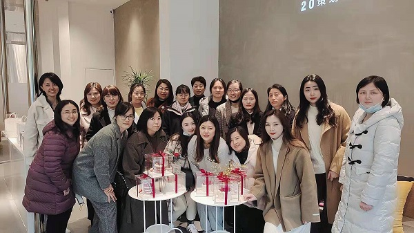 巧手做烘焙，甜美好时光——地产集团工会进行妇女节主题烘焙活动